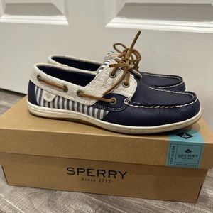 Like new! Women’s Sperry Koifish Striped Navy boat shoe- size 8